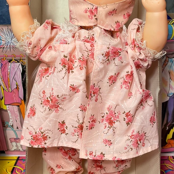 Collectible 1970s Sweet Patty Vynl by Doll World 17 inches. - Picture 6 of 7